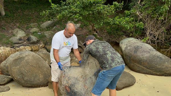 Porto Belo realiza ação de limpeza e retira lixo dos costões do município