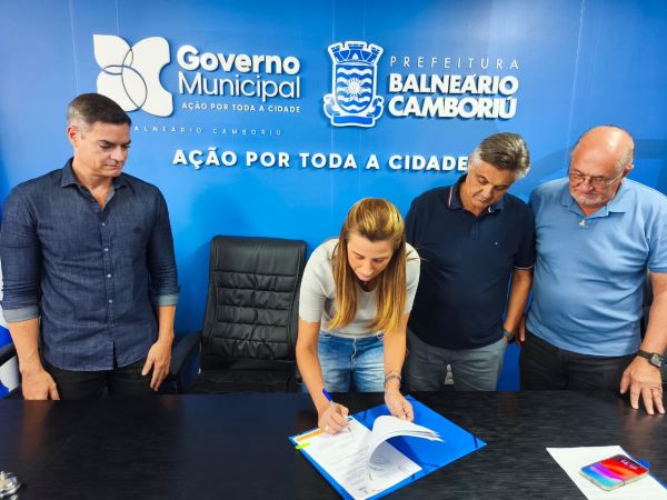 Ordem de serviço para modernização da iluminação pública da Rua Indonésia é assinada