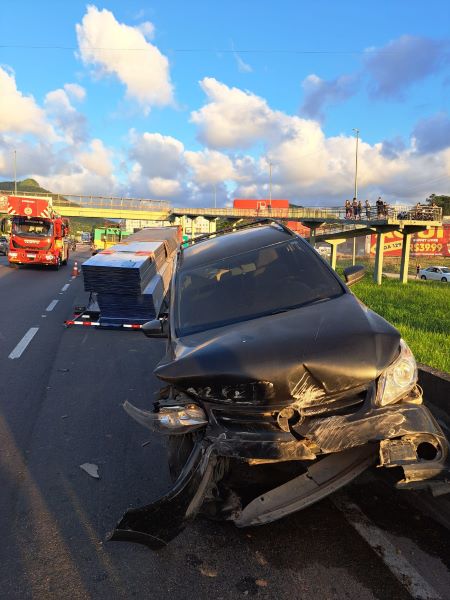 Ciclista morre após ser atingido por carga de veículo na BR-101 em Balneário Camboriú