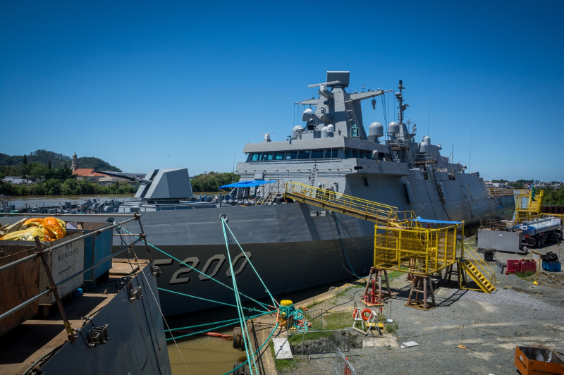 Itajaí recebe comitiva de 30 embaixadores em visita para fortalecimento da base industrial de defesa