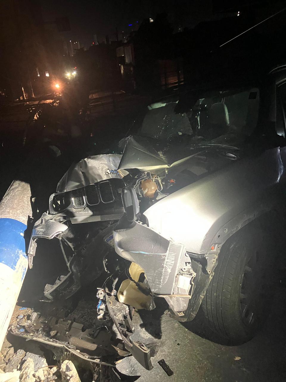 Racha termina em acidente, derruba postes e deixa via sem energia em Camboriú