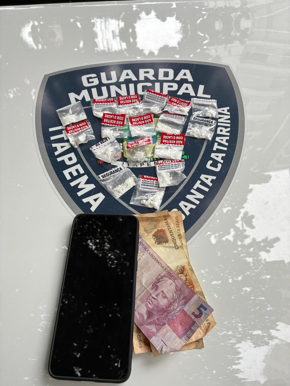 Guarda Municipal prende suspeito por tráfico de drogas em Itapema após denúncias de moradores