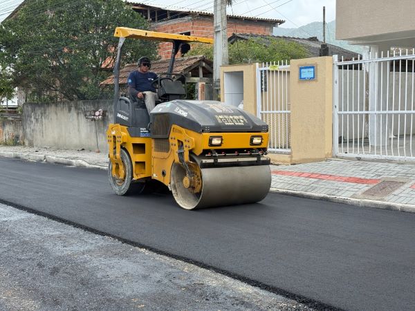 Avança Itapema impulsiona melhorias na Rua 438, no bairro Morretes, com pavimentação asfáltica