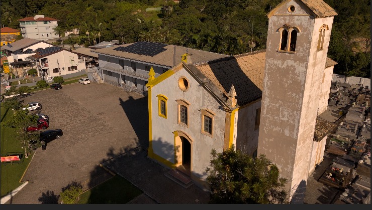 Igreja histórica de Porto Belo recebe nova pintura enquanto Município articula restauro completo