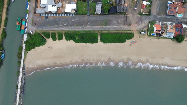 Amanhecer reúne público na praia de Balneário Piçarras para momento de fé e adoração