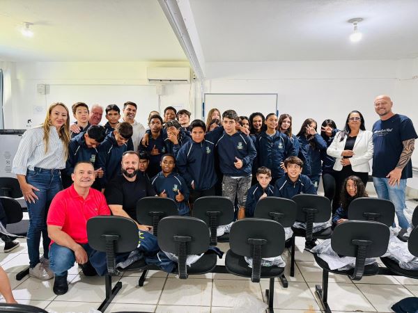 Prefeitura de Itapema inicia entrega de uniformes de inverno nas escolas municipais