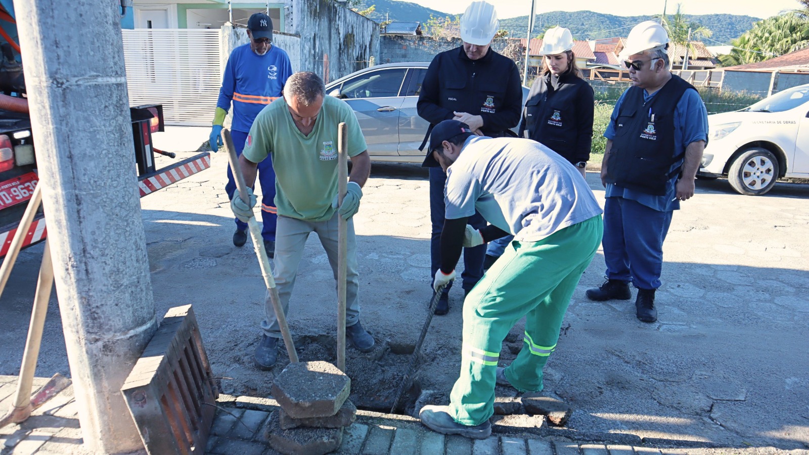 Prefeitura de Porto Belo realiza Operação Boca de Lobo na Rua Blumenau para prevenir alagamentos