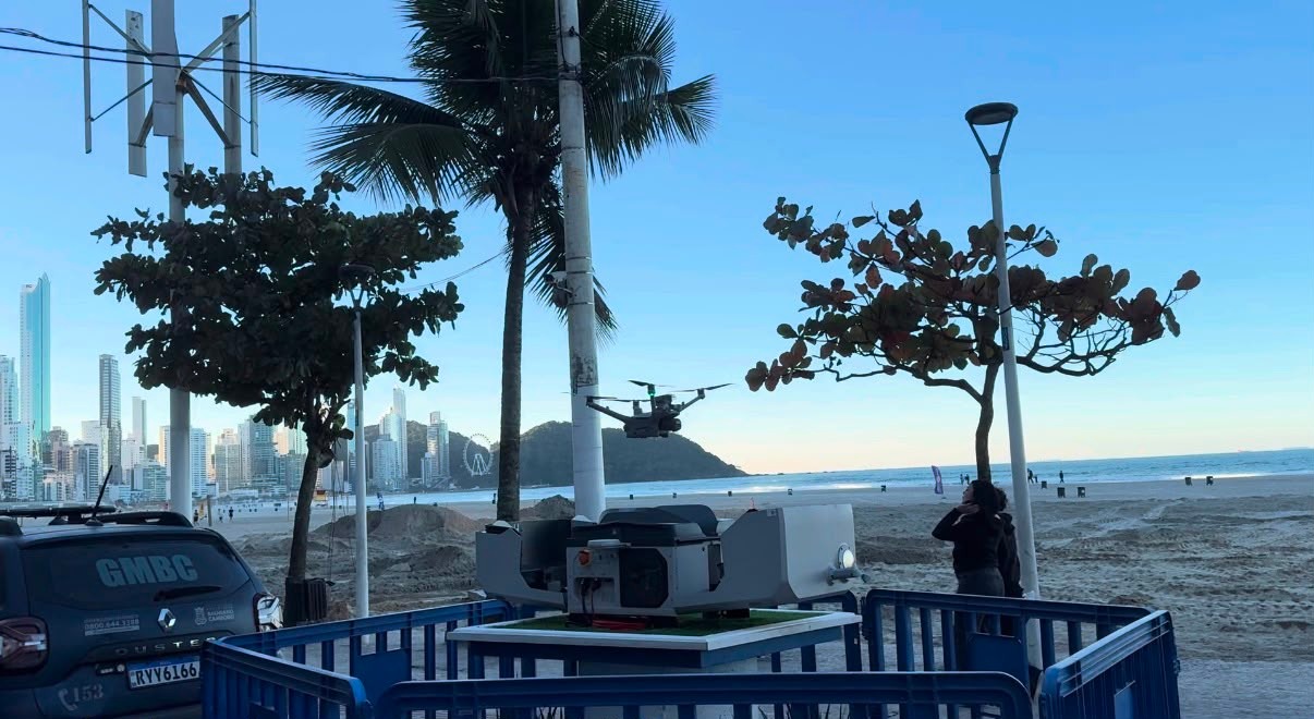 Balneário Camboriú testa drone automatizado com IA para reforçar segurança pública